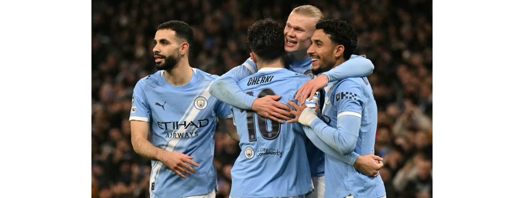 El Manchester City se aseguró una victoria en el último minuto, con la inesperada victoria del Benfica como salvavidas.