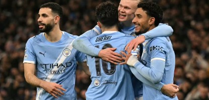 El Manchester City se aseguró una victoria en el último minuto, con la inesperada victoria del Benfica como salvavidas.