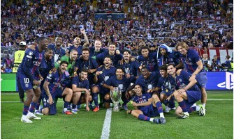 El resultado es incierto hasta el último momento, ya que el PSG remonta y gana la Supercopa de la UEFA.