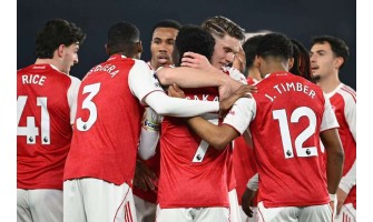 El Arsenal vence por la mínima al Brighton y escala la lucha por el título