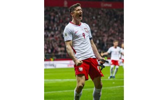 Lewandowski carga con el sueño mundialista de Polonia