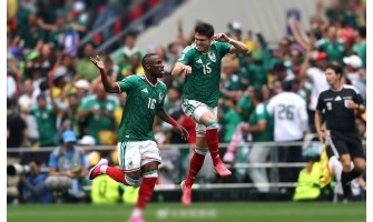 Tres tarjetas rojas consecutivas en el partido inaugural establecen un récord mundialista